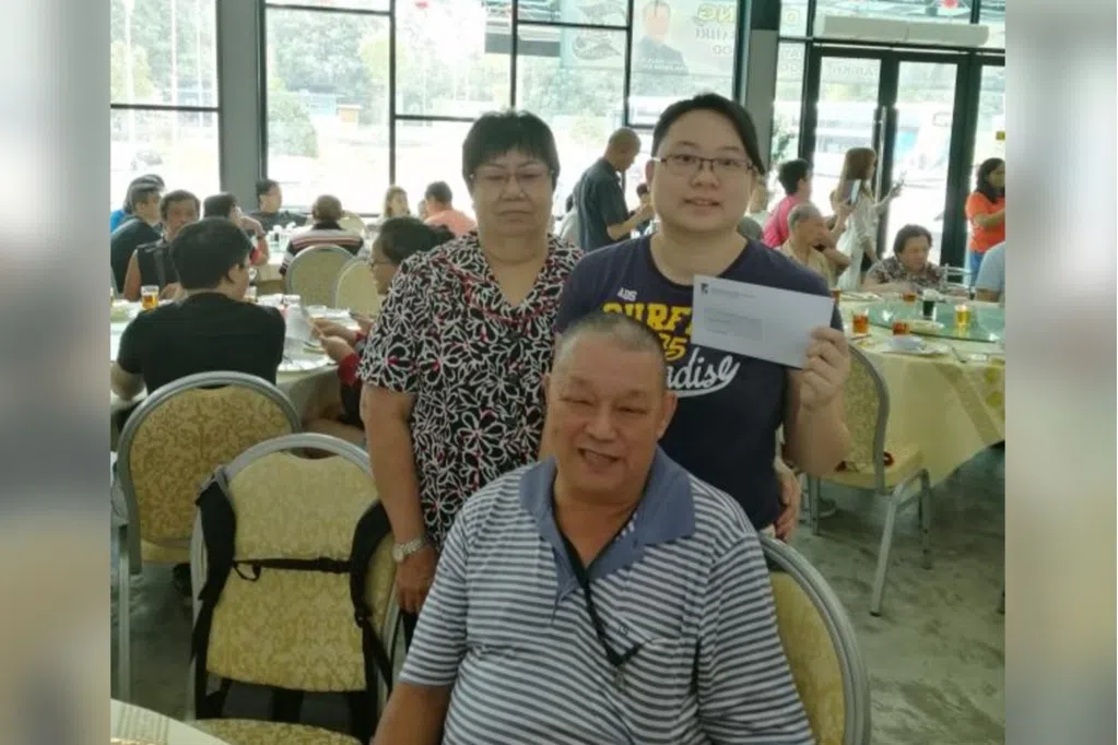 死者陈亚邦（中）生前与亡妻以及养女陈秋燕（ 右 ）的合影 。（档案照）