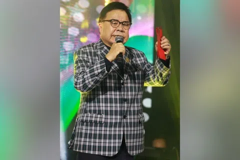 年过八旬的“常青树”黄清元，家住蔡厝港，为了晚上8时的演出，星期四下午就独自一人拉着行李袋出门，搭乘公共交通前往高文地铁站。（纪允贤摄　）