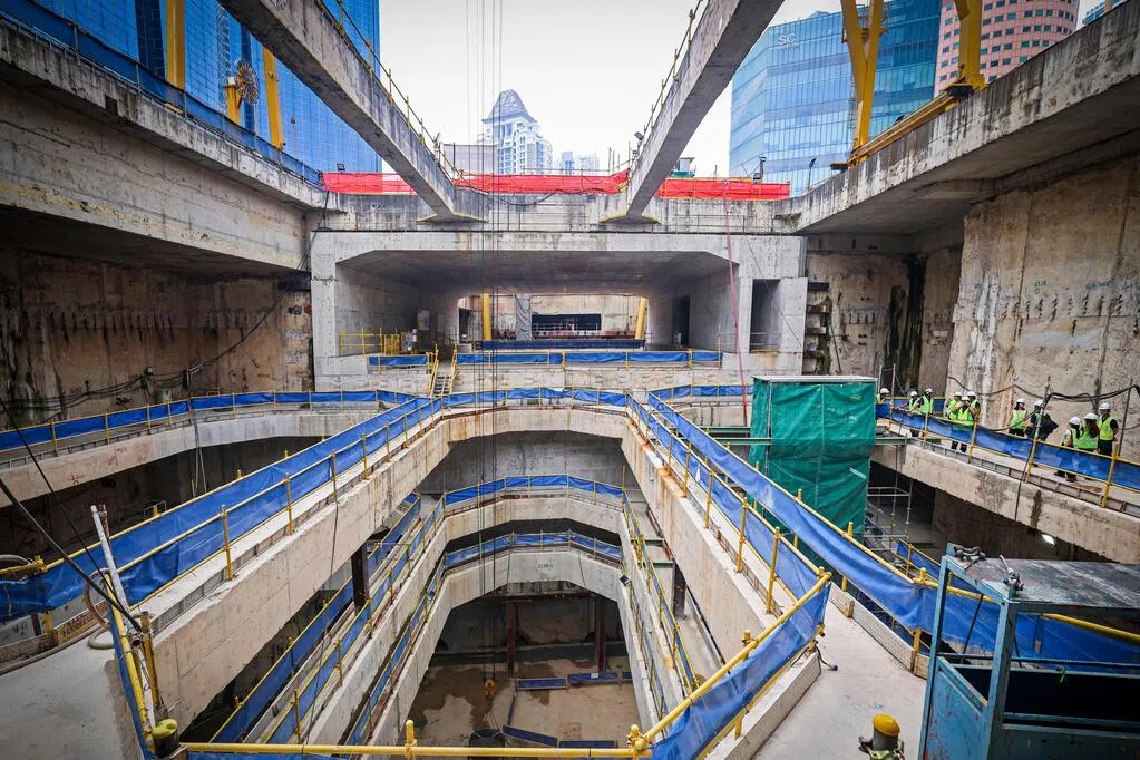 南北交通廊道工程因地质条件复杂及施工难度高，整体完工时间延后约两年。其中，诺维娜一带工程挑战较大，不仅须在南北线地铁隧道附近施工，还因面对破碎岩层和地下水渗入等问题，须改用更费时的分段开挖法。（陈渊庄摄）