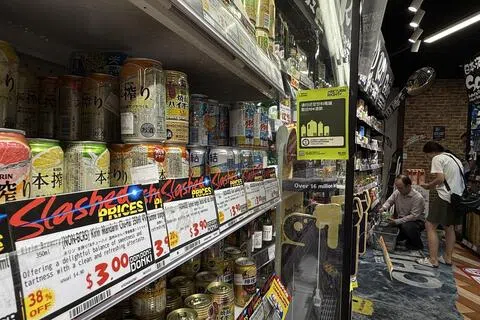 本地一些超市如Don Don Donki，赶在10月1日起全面落实的饮料瓶罐退费制（BCRS）前，为尚未申请并获当局批准的受管制饮料存货推出促销活动，希望能尽量止损。其中JEM门市有部分未带押金标签的罐装酒类饮料，折扣介于20%至56%不等。（邝瑜慧摄）