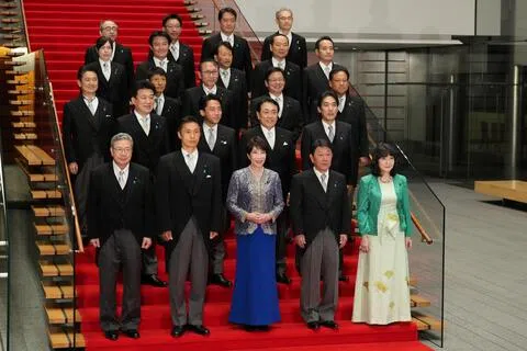 日本首相高市早苗（前排中间）星期四（9月17日）在首相官邸，与改组后的新内阁成员等人合影。（路透社）