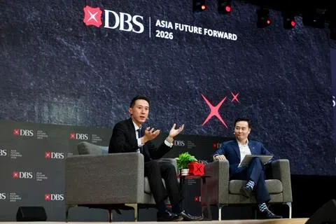 TikTok首席执行官周受资（左）星期一（10月12日）在首届星展亚洲前瞻峰会（DBS Asia Future Forward Conference）的一场对话中说，如何确保AI遵守人类的道德与伦理界限，目前仍没有明确答案。（邝启聪摄）