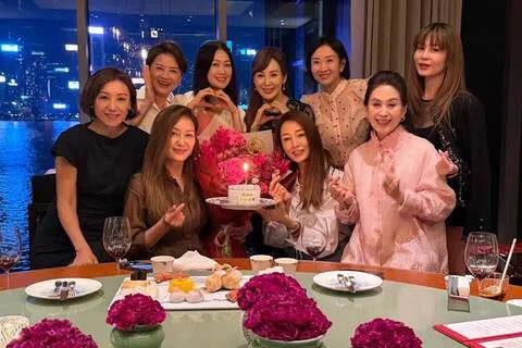 九美合照：周美凤（前排左起）、陈绎岚、孟广美、王玉环；黎燕珊（后排左起）、梁小冰、罗霖、梁佩瑚、孙佳君。（取自王玉环小红书）