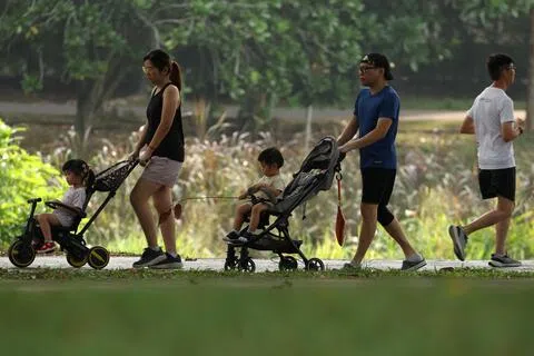 总理在国庆群众大会上宣布多项亲家庭举措，虽不一定能拉抬生育率，但相信有助于提振组建家庭的信心。（商业时报）