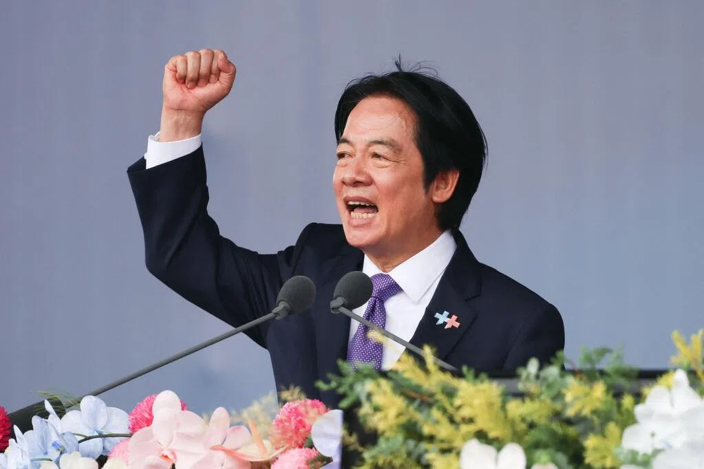 台湾总统赖清德在双十演说中，特别提到二战历史，强调不能扭曲历史、必须尊重台湾人民的权利。两个多星期前，中国大陆国家主席习近平访问华盛顿，与美国总统特朗普共同回顾二战期间的中美合作，也再次要求美方反对“台独”。图为赖清德10月10日在台湾总统府前举行的庆祝大会上发表演说。（法新社）