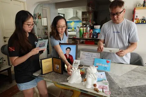 王德恩英年早逝，父母和姐姐如今只能透过他的遗物，寄托对他的思念。（梁麒麟摄）