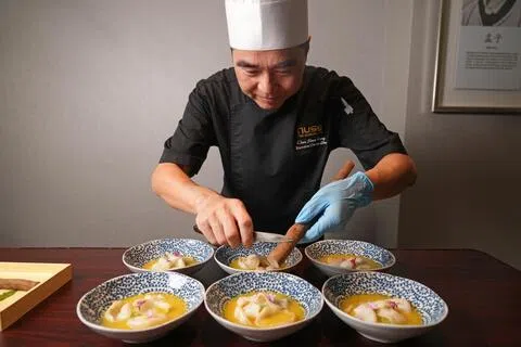 秀才中餐馆迎来有丰富经验的陈顺煌师傅，在粤菜基础上融入更多元食材和风格，为校园餐饮增添高级感。（谢智扬摄）