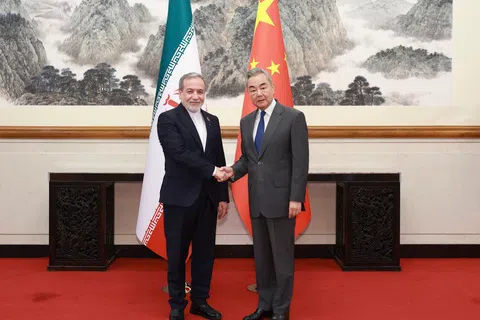 中国外长王毅（右）星期三（9月16日）在北京会见到访的伊朗外长阿拉格齐。（新华社）