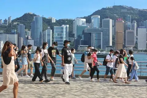 香港入境处数据显示，为期七天的中国十一黄金周假期，累计录得141万6636人次访港大陆客，较港府早前预测的129万人次增加9.3%。（香港中通社）