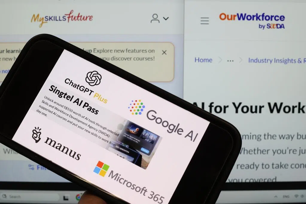 人们报读精选AI课程，可选择免费使用六个月的AI工具，包括ChatGPT Plus、Google AI Pro、Manus AI、Microsoft 365 Personal，以及Singtel AI Pass。（王彦燕摄）