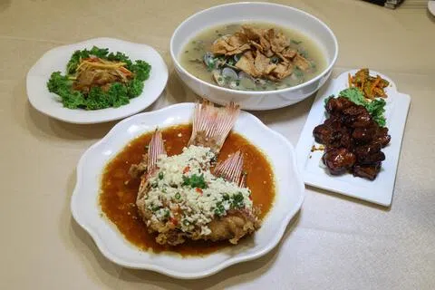 亚龙湾地道小厨在熟悉菜肴中求突破，包括泰式生捞海蜇头（左上角顺时钟）、鸳鸯河粉、橙味焗寸南排和蒜花酸柑炸野生鱼尾。（关俊威摄）