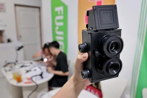 The Artsy Lens让参加者亲手组装双镜头胶片相机，并通过拍摄与冲洗，体验胶片摄影的慢节奏与不确定性。（龙国雄摄）