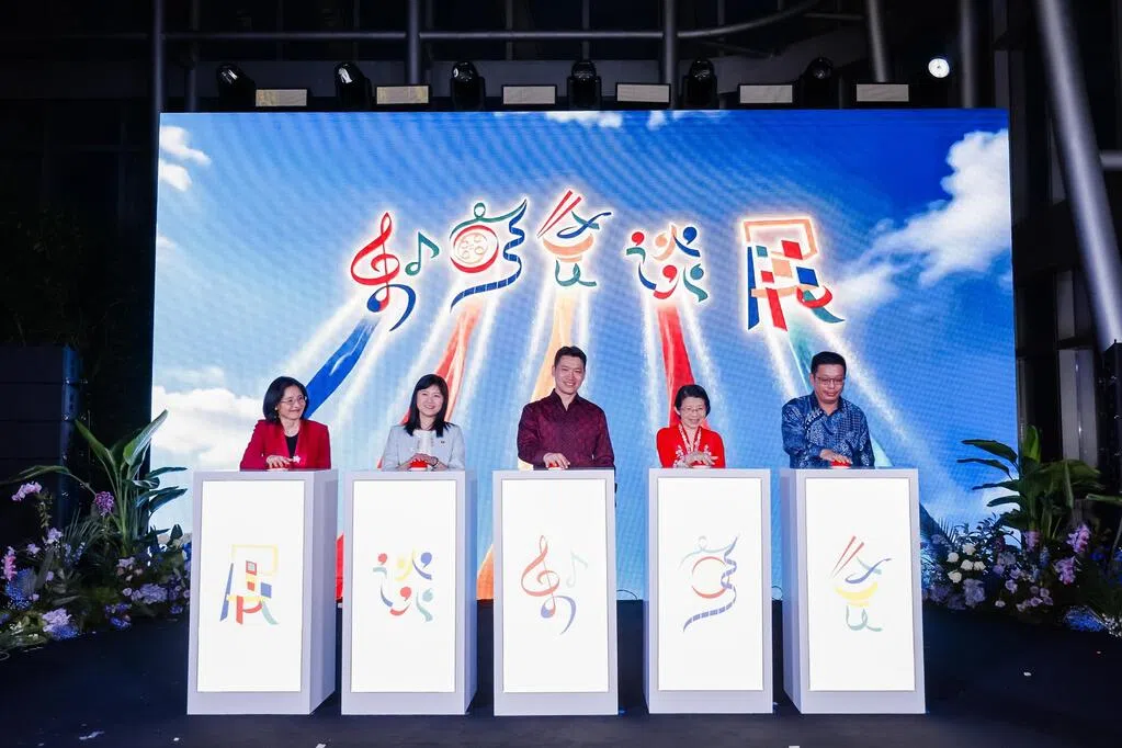 新加坡国家文物局局长章慧霓（左起），《联合早报》总编辑洪奕婷，新加坡文化、社区及青年部长兼教育部第二部长梁振伟，文化、社区及青年部常任秘书张静文与新加坡驻上海总领事陈子勤，星期四（9月17日）在中国上海共同为首届新加坡文化节揭幕。（主办方提供）