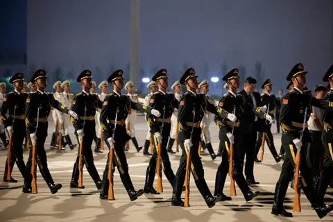 中国时隔16年大幅修订《国防动员法》，首次界定国防动员，是将“经济和社会实力转化为国防实力”，并把先进技术与新兴领域力量纳入其中。图为解放军仪仗队。（路透社档案照片）