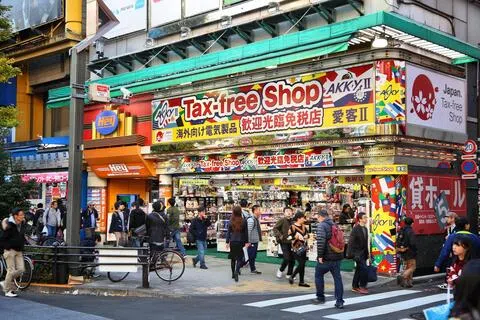2026年11月起，旅客在日本免税店购物，不再当场少付税，而是先付含税价，离境确认后再退税。（iStock图片）