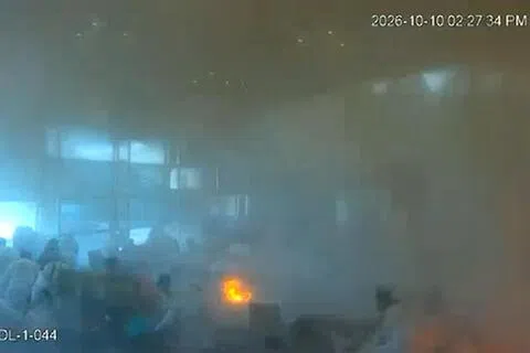 监控录像显示，沙特阿拉伯利雅得哈立德国王国际机场上星期六（10月10日）遭袭时，现场突然发生爆炸，浓烟弥漫，火光四溅。（法新社）
