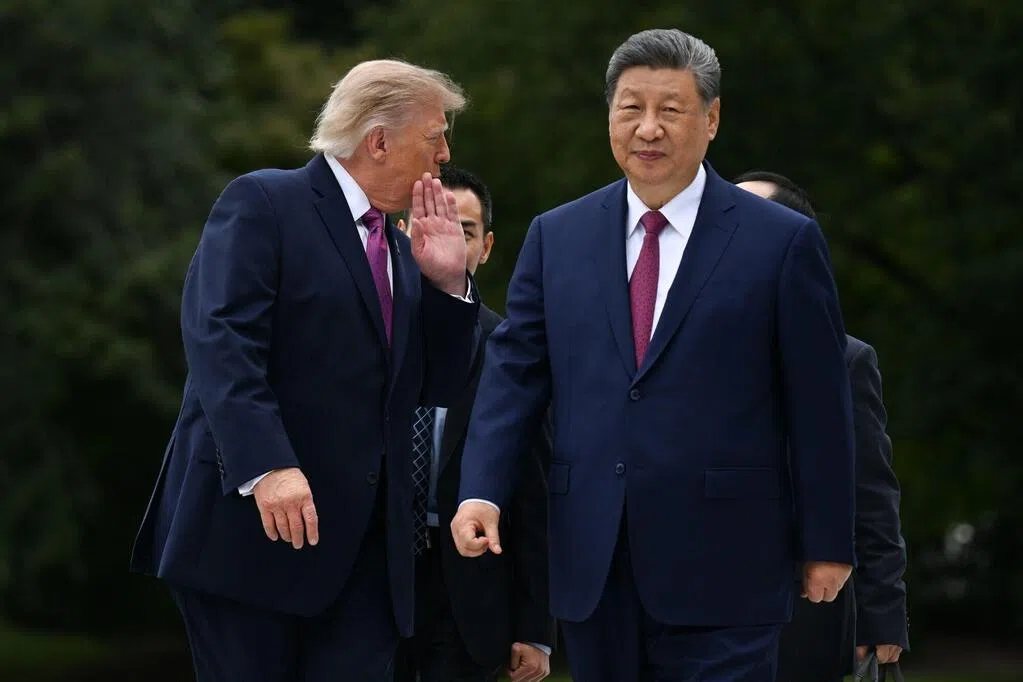 美国总统特朗普（左）与中国国家主席习近平9月24日在美国华盛顿白宫南草坪新建的直升机停机坪，参观“海军陆战队一号”总统专用直升机。（彭博社）