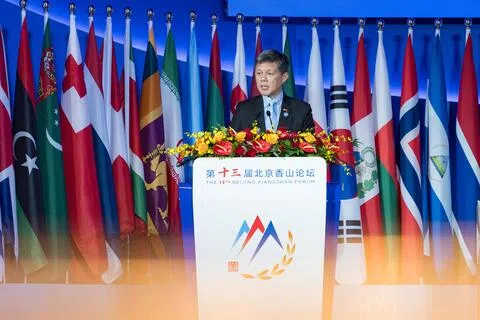第十三届北京香山论坛星期三（9月16日）在北京举行第一次全体会议，会议主题为“国际秩序与战略稳定”。新加坡国防部长陈振声在会议第一阶段发言。（中新社）