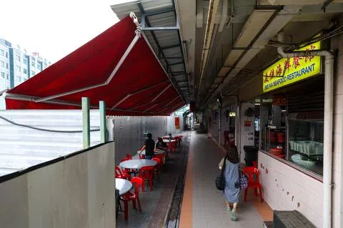 因道路工程的缘故，汤申路一家咖啡店与马路之间隔着一排围栏，咖啡店还开起遮阳帆布，相信是为了阻挡灰尘飘入。这些屏障影响咖啡店的空气流通与照明。（林明顺摄）