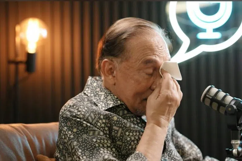马来西亚首相安华接受播客节目《Sembang Oh Yeah》访问时回忆早年入狱经历，并在谈及母亲在他服刑期间离世时不禁悲从中来。（东方日报）