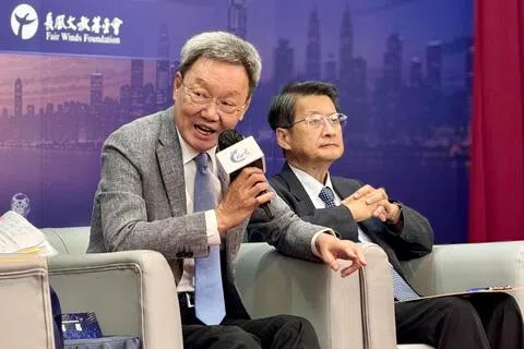 李国鼎科技发展基金会星期四（9月17日）主办的论坛上，对于“习特二会”涉台走向，台北论坛基金会荣誉董事长苏起（左）认为，美国总统特朗普心系美国中期选举，此时不会打台湾牌；台湾中央研究院院士吴玉山（右）则预料美国将维持战略模糊，双重吓阻北京动武及台独，不至于宣布任何情况下都不介入台海。（缪宗翰摄）