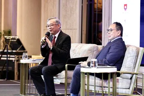 副总理兼贸工部长颜金勇（左）星期四在新加坡经济学会成立70周年晚宴的对话会上，谈到刚结束的两天访问。他透露，他向美方解释，新加坡本身不存在强迫劳动，但理解美国担心强迫劳动生产的商品经新加坡进口或交易。（周国威摄）