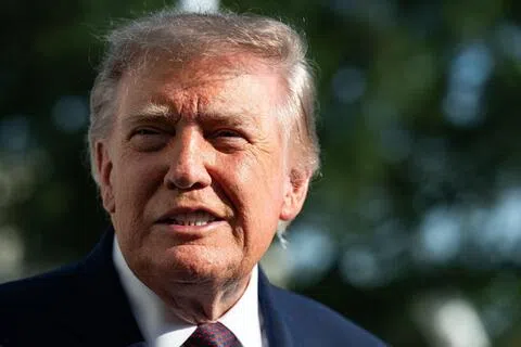 美国总统特朗普说，伊朗在经济和军事上都处于极其糟糕的境地，且封锁措施会继续全面有效执行。图为特朗普10月2日在白宫对媒体发言。（彭博社）