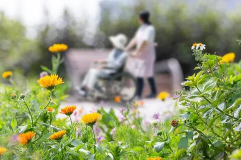 社区照护机构本已在紧张的劳动市场争夺人才，而护理工作又需要专业技能、耐心和韧性。因此，照护能力不仅取决于专业人员的数量，也取决于他们的时间和专长如何被运用。（Getty Images）
