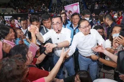 国民党候选人李四川（左）9月12日举行首场大型造势活动，同党的现任新北市长侯友宜（右）为他站台。（李四川竞办提供）