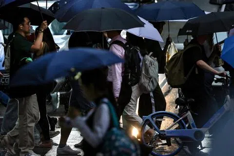 更值得深思的是，如果未来形成“少数高端人才控制AI、AI控制中层流程、大量人类执行基层工作”的倒金字塔结构，普通人又何去何从。（商业时报）