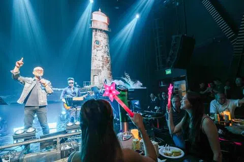 嗨翻白沙乐怡度假村门店融入“live house”概念，打造零距离的现场表演。（陈斌勤摄）