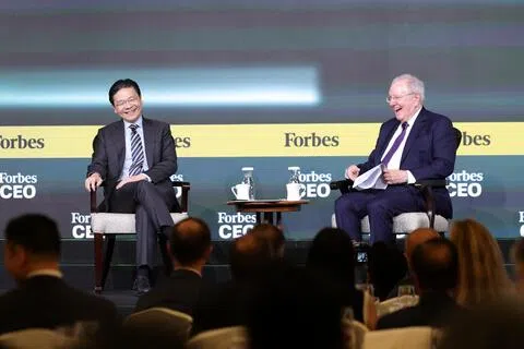 黄循财总理（左）在福布斯全球总裁会议晚宴上，与福布斯传媒主席兼总编辑史提夫·福布斯（右）展开约45分钟的对谈，课题涵盖人工智能、美国关税、航行自由、生活费，及新加坡政府薪资等。（谢智扬摄）