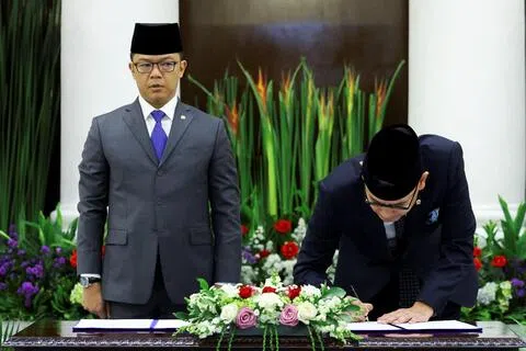 10月12日，阿曼纳塔在原外交部长苏吉奥诺的见证下，签署接任文件。（路透社）