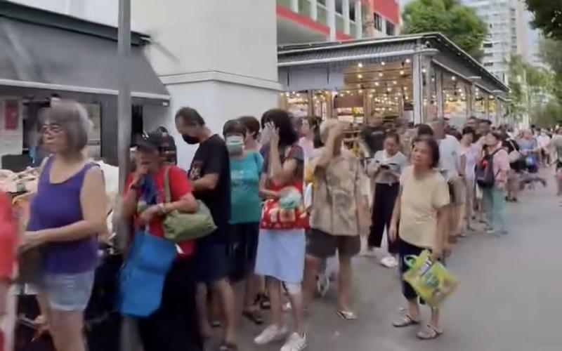 不少民众因免费派送的榴梿而上门排队。（受访者提供）