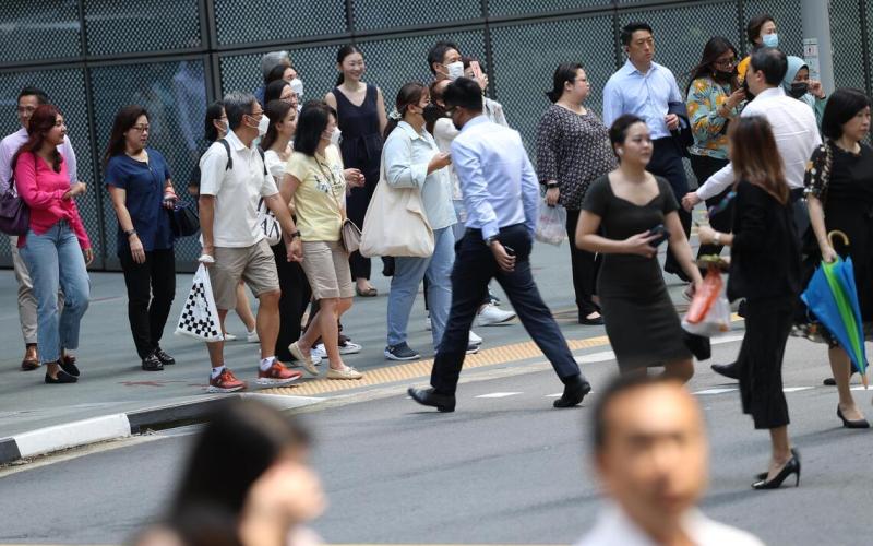 新指南根据本地的气候和具体情况，建议公众避免用厚重、密实的面料，也避免穿带有不透气内衬或硬质衬料的衣物，或是较易吸热的深色衣物。（档案照片）