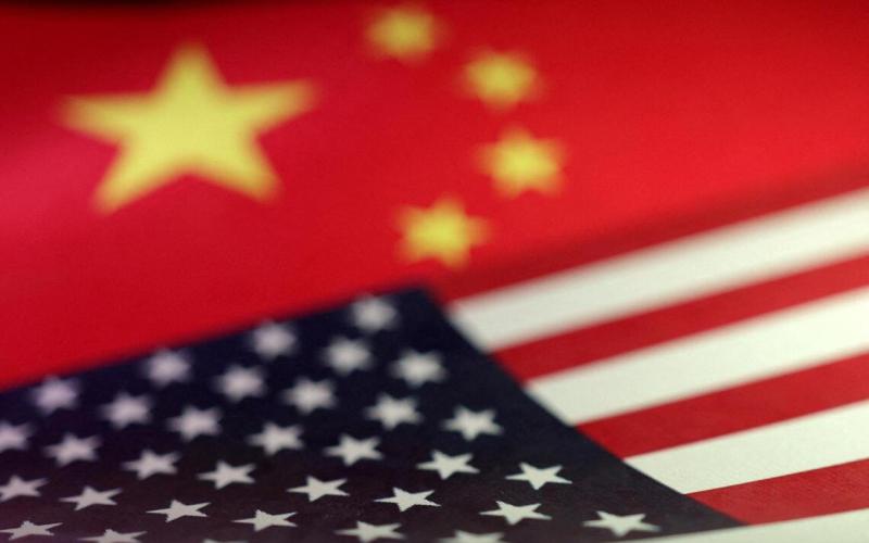 最新一期英国《经济学人》杂志有篇财经报道，再次提出了一个让西方世界迷惑的问题：为何中国对人工智能（AI）的投入会比美国更物有所值？图为中美国旗的合成图，摄于2025年4月。（路透社档案照）