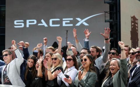 美国太空探索技术公司（SpaceX）高管于当地时间6月12日，齐聚纽约纳斯达克交易所，庆祝公司正式挂牌上市。（路透社）