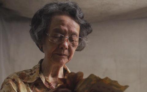 吴少卿在《给阿嬷的情书》扮演郑木胜妻子叶淑柔的老年角色，展现淳朴与真挚的演技。（嘉华院线提供）