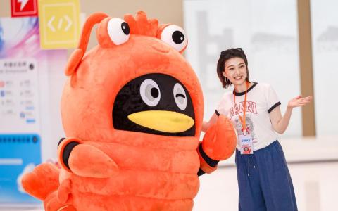 腾讯5月首次在新深圳腾讯总部园区举办“企鹅虾友大会”，貌似“小龙虾”的吉祥物吸引与会者打卡晒图。（腾讯提供）