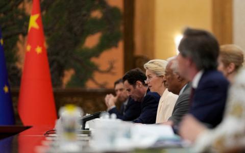 近月来，欧洲对“中国冲击2.0”的忧虑明显升温，更多政商界人士呼吁对华采取更强硬的经贸措施。图为欧盟委员会主席冯德莱恩（白衣者）2025年7月在北京举行的中欧领导人会晤上发表讲话。（路透社）