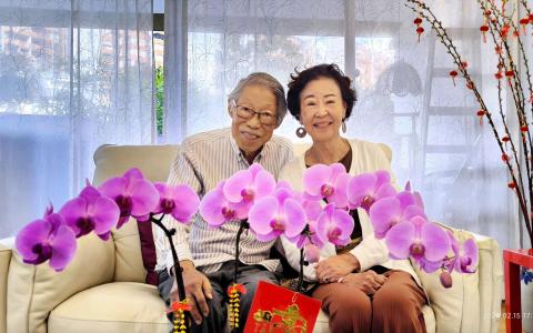 郭振羽夫妇于2026年春节在家中客厅合影。（作者提供）