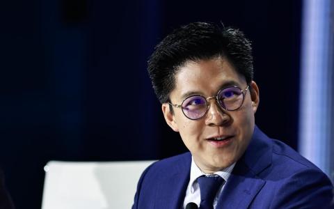 美国总统特朗普要求审查世界杯判罚事件引发争议，香港立法会议员霍启刚在港媒撰文批评特朗普，称赤裸裸政治干预体育让世界杯失去尊严。（中新社档案照片）