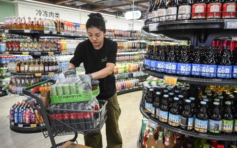 最新数据显示，中国家庭消费占国内生产总值（GDP）的比重仅为39.9%，几乎与2005年（39.8%）持平。图为北京一家商店店员在整理货品。（法新社）