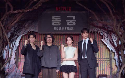 《鬼谜东宫》主演曹承佑（左一）、卢允瑞（右二）和南柱赫（右）以及导演崔正奎（左二）7月8日现身记者会为新剧造势。（Netflix提供）