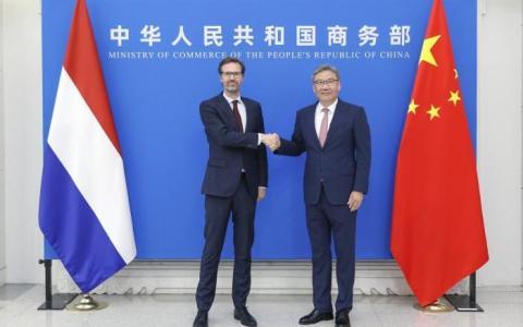 中国商务部长王文涛（右）星期二（7月7日）在北京与荷兰贸易部长舍尔茨玛（Sjoerd Sjoerdsma）会面，并主持召开中荷经贸混委会第18次会议。（中国商务部官网）