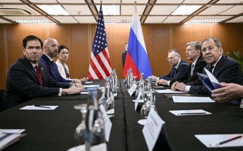 美国国务卿鲁比奥（左一）和俄罗斯外长拉夫罗夫（右一）在马尼拉出席亚细安外长会议期间，星期四（7月23日）举行近一个小时的会谈，讨论美俄关系及如何结束俄乌战争。（路透社）