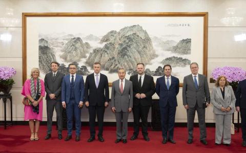 中国外长王毅（左五）7月21日在北京会见欧洲议会外事委员会主席麦克阿里斯特（左四）率领的跨党派议员代表团。这是欧洲议会外委会首次组团访华。（新华社）