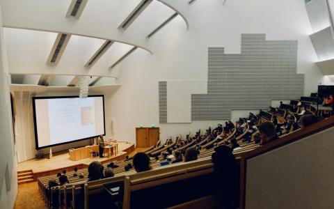 一些科研教授，忙于穿梭在各类学术会议。（Unsplash）