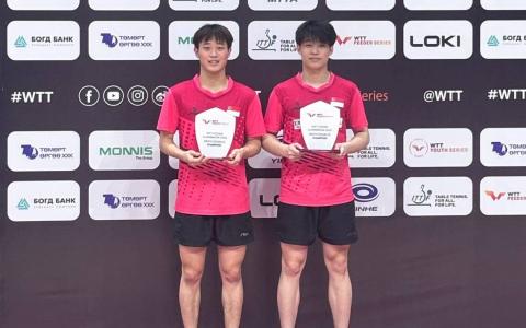 19岁的杨泽艺（左）与18岁的黎定龙首次搭档，就夺得在蒙古举行的WTT乌兰巴托支线赛的男双冠军。（新加坡乒乓球总会提供）
