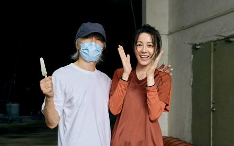 周星驰（左）执导的《功夫女足》票房大卖，为迪丽热巴的演艺事业注入了一剂强心针。（取自微博）